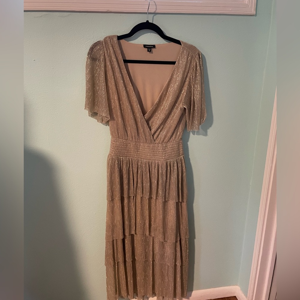 NWOT Gold midi dress. Size M.